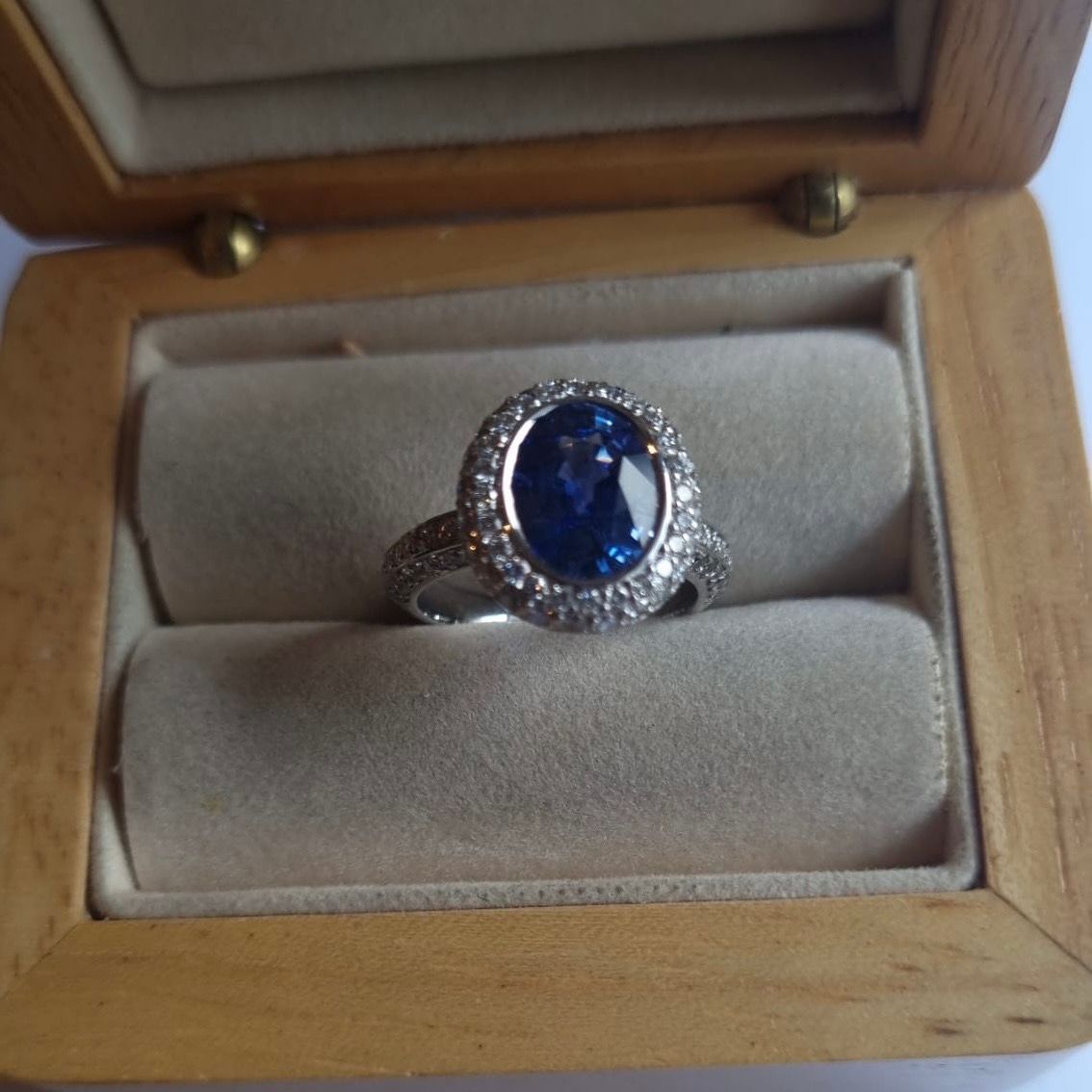 Bague en argent avec une pierre précieuse