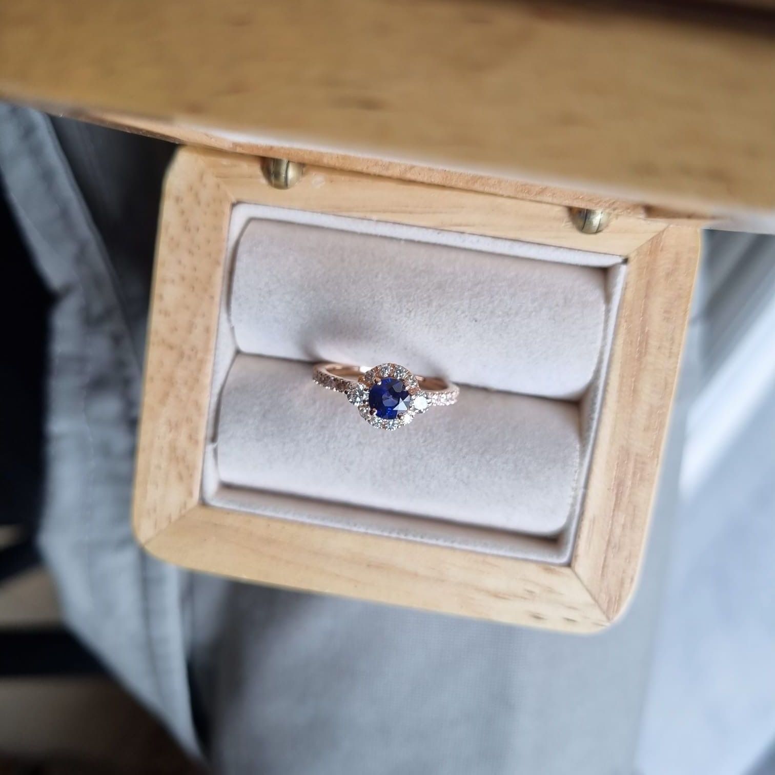 Création d'une bague en diamants et pierre précieuse