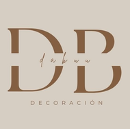 Un logotipo marr&oacute;n sobre un fondo beige con las letras "DB", la palabra "dabuu" en cursiva y "DECORACI&Oacute;N" debajo.