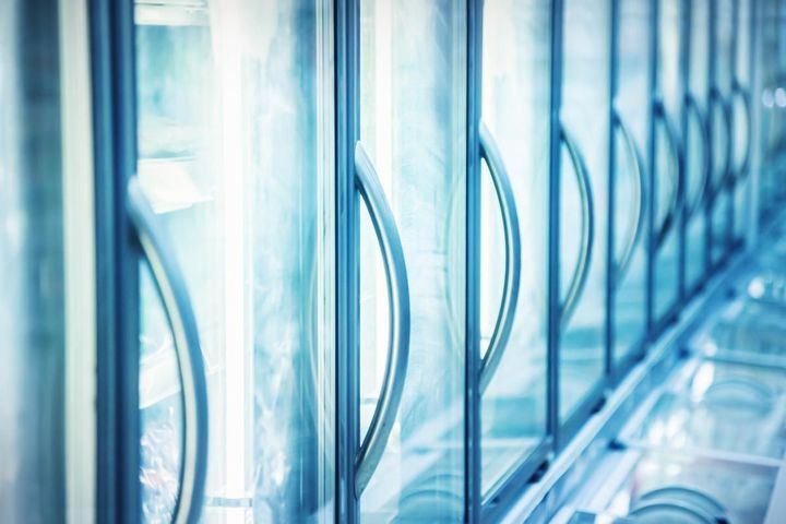 Portes de réfrigérateur en verre teinté bleu avec poignées incurvées dans un intérieur moderne et lumineux