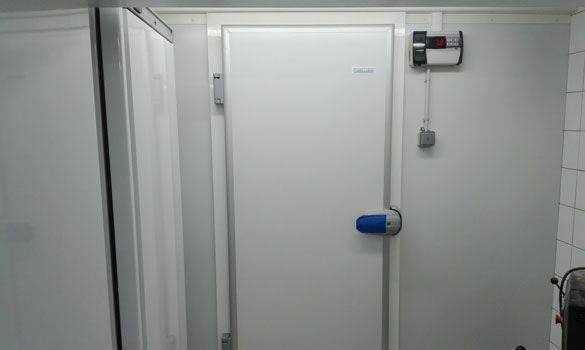 Porte de chambre froide installée par Inter Service Froid