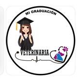 Dos personas con uniformes rosas acarician a un perro en una mesa veterinaria en una sala de exámenes.