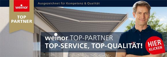 Ein Mann im blauen Hemd steht vor einer Markise mit der Aufschrift „Weinor Top Partner“