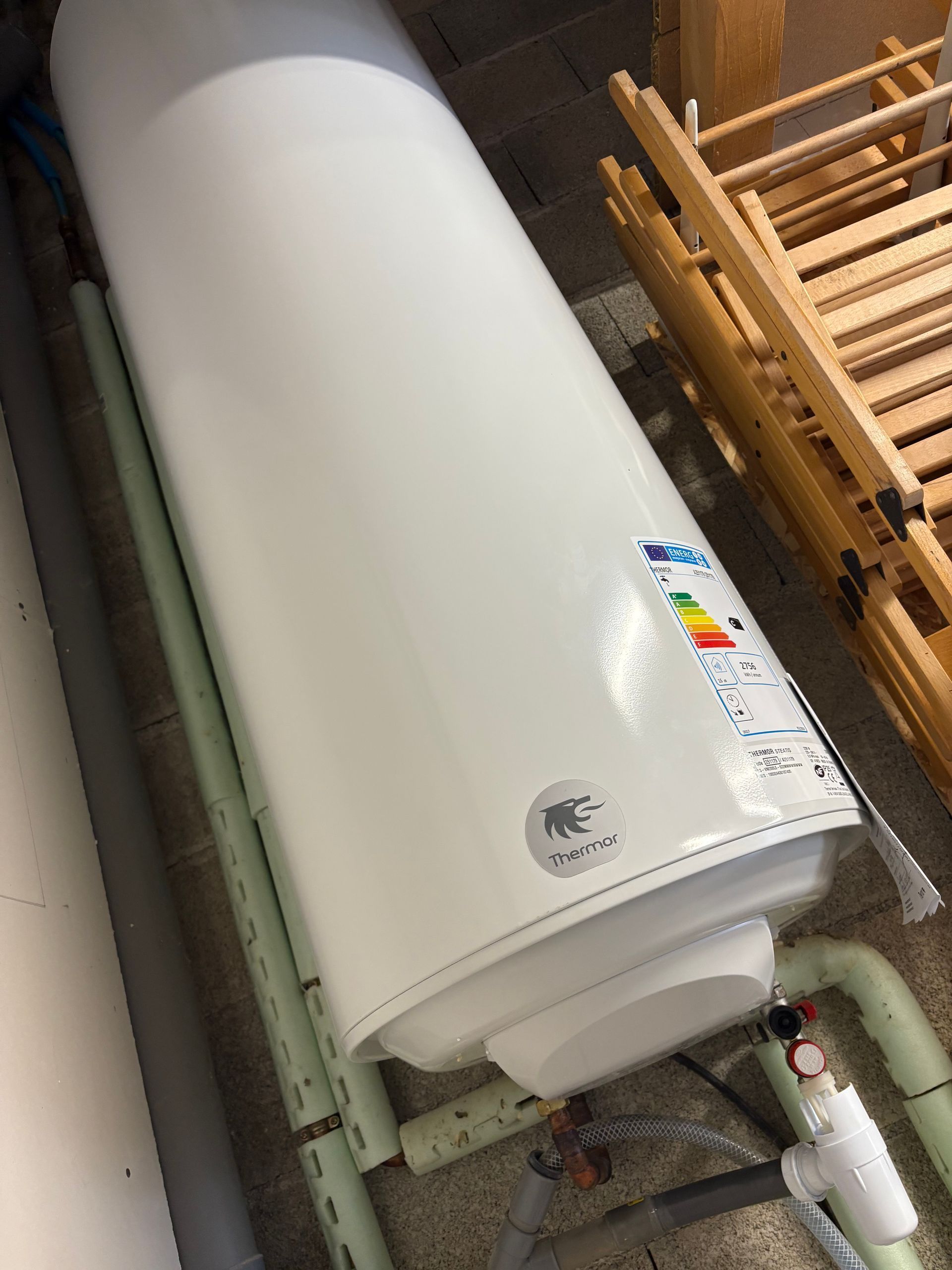 Un chauffe-eau allongé.