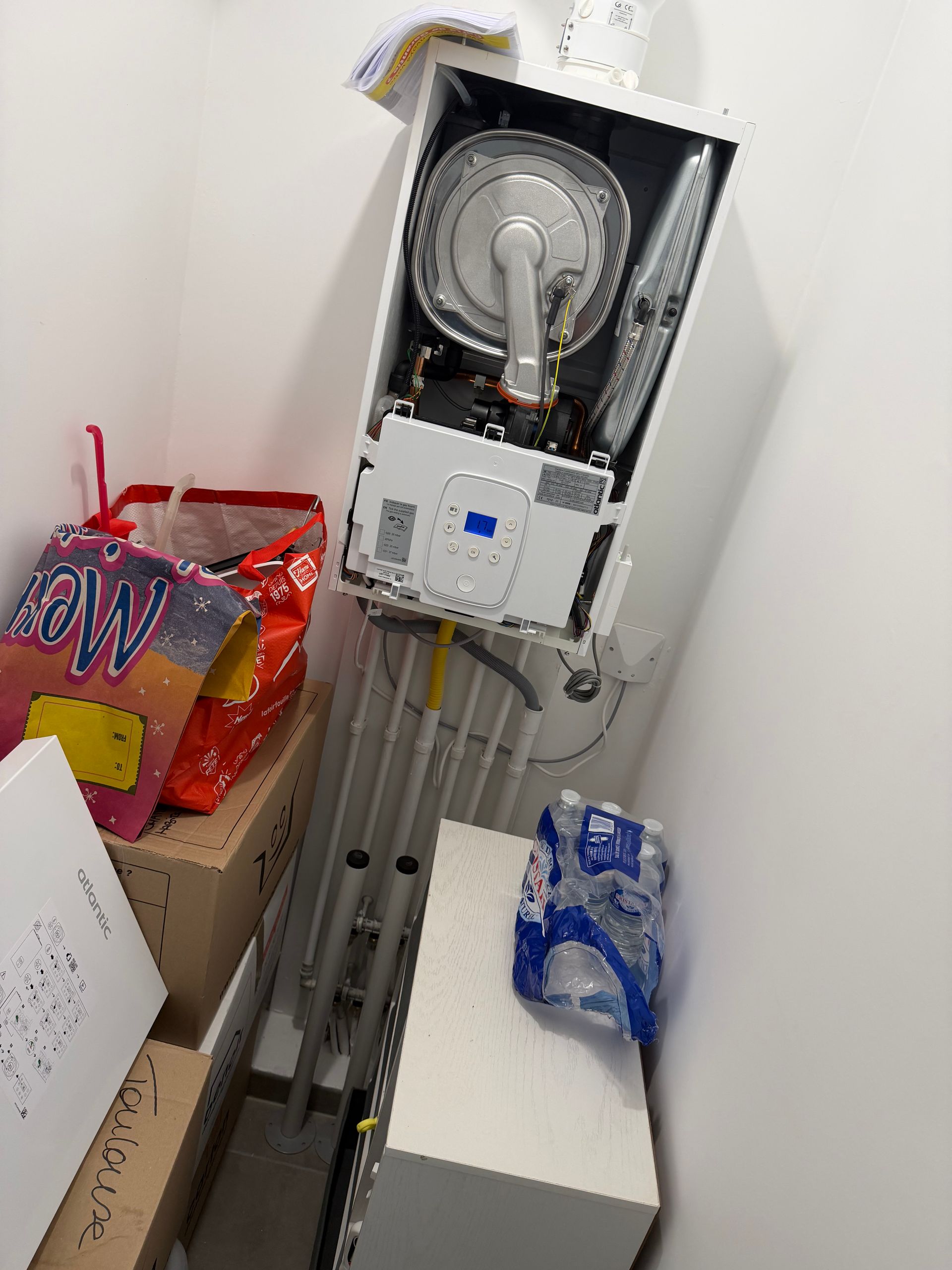 Un chauffe-eau en réparation.