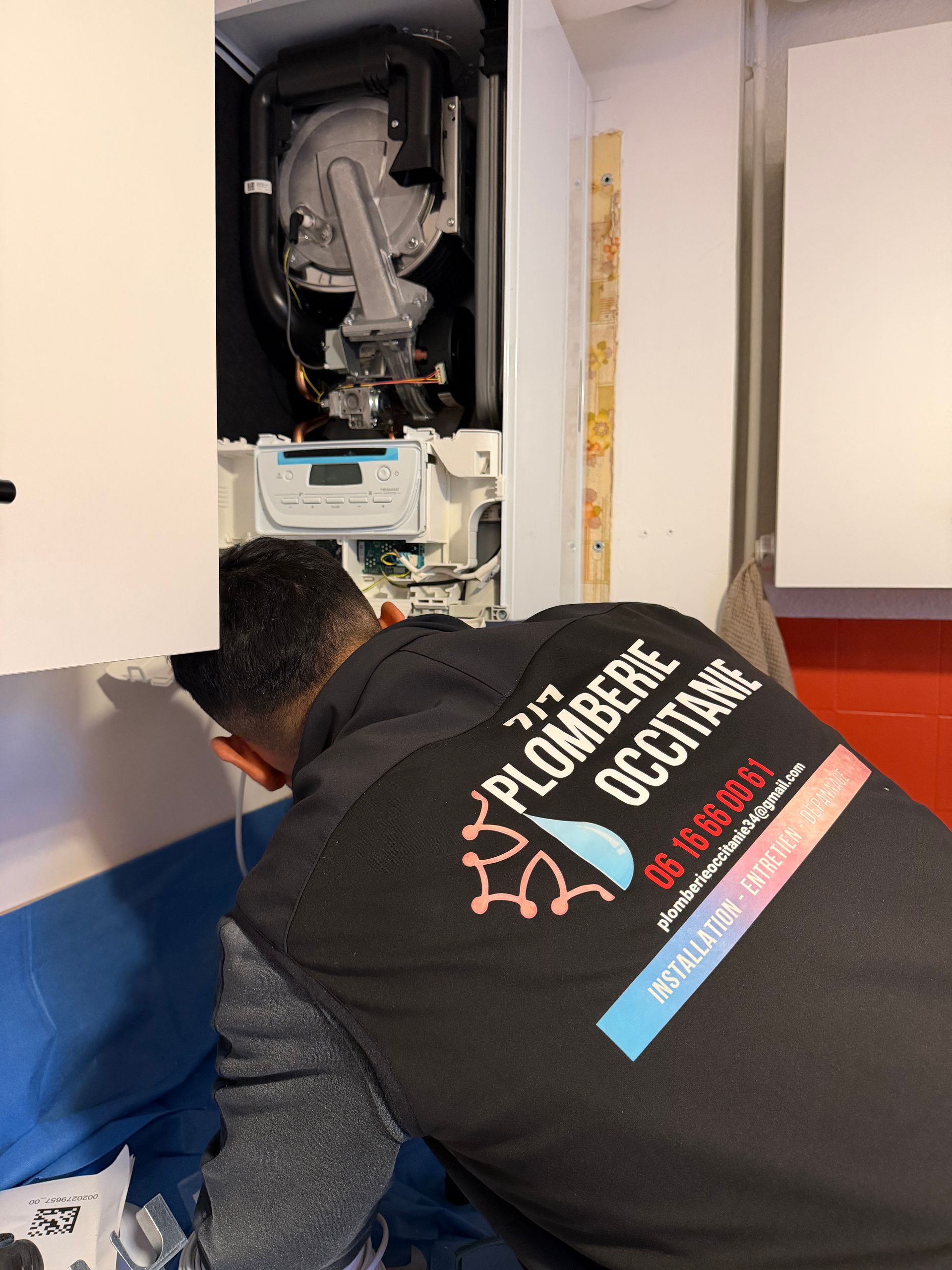 Une personne qui répare un chauffe-eau.