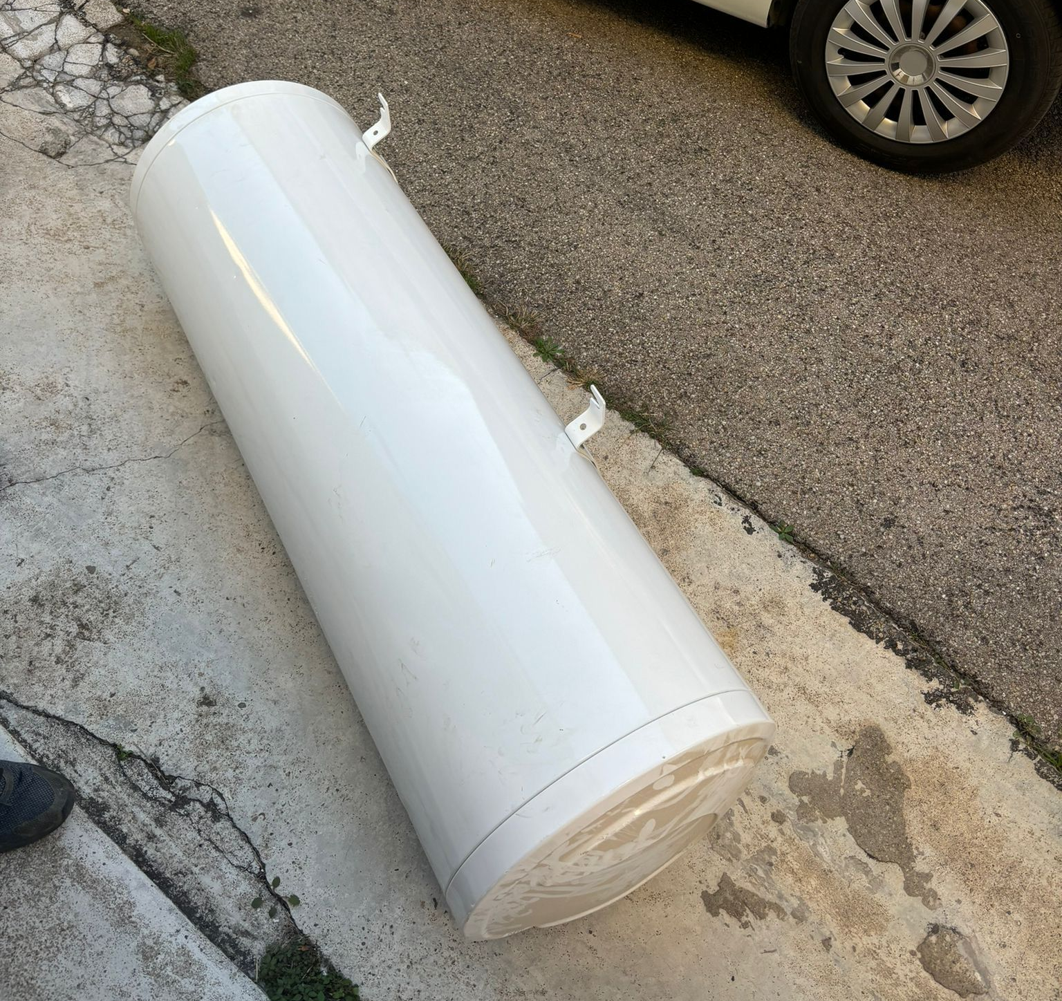 Un chauffe-eau sur le sol.