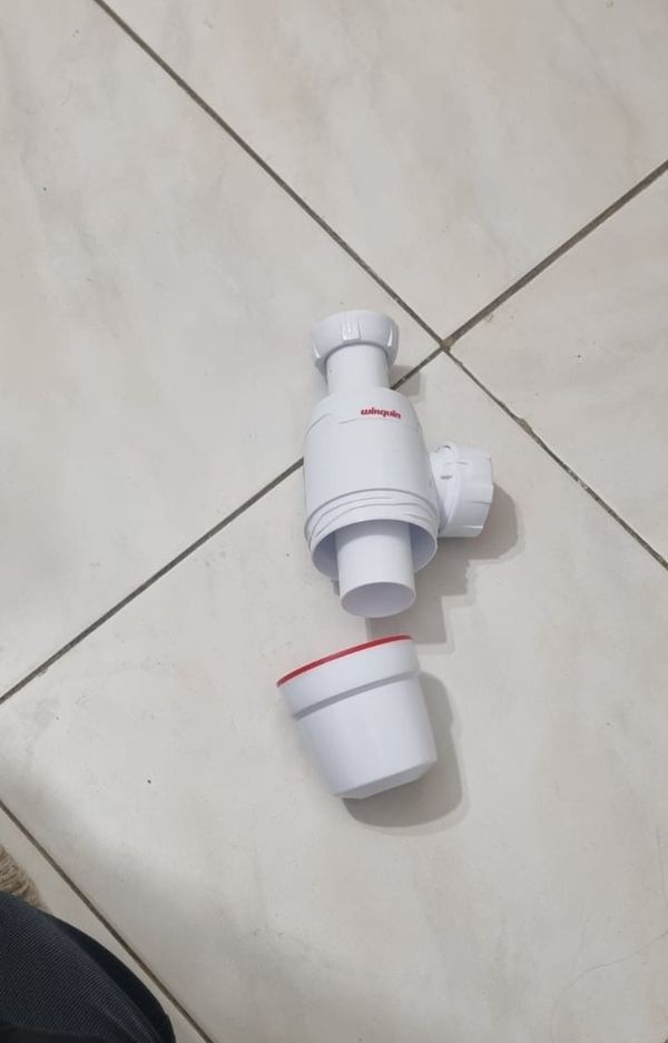 Un tuyau en plastique.