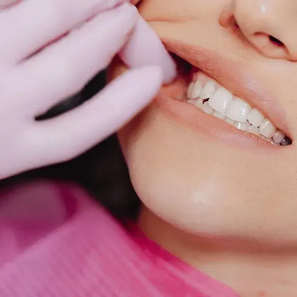 Una mujer se hace examinar los dientes por un dentista.