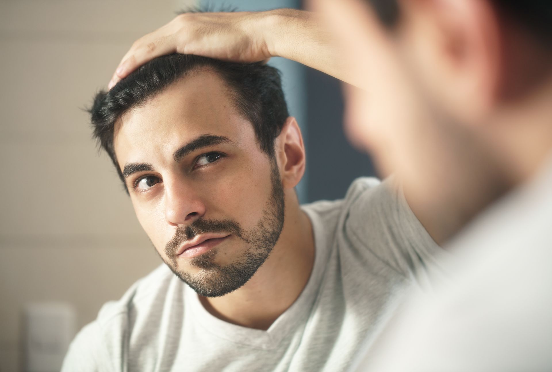 Homme observant ses cheveux