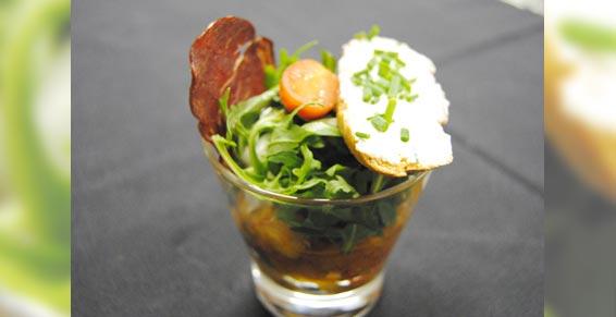 Verrine de petite ratatouille, œuf poché et chips bacon
