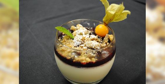 Pana cota : fruits rouges cuisinés et crumble de biscuit amarelli