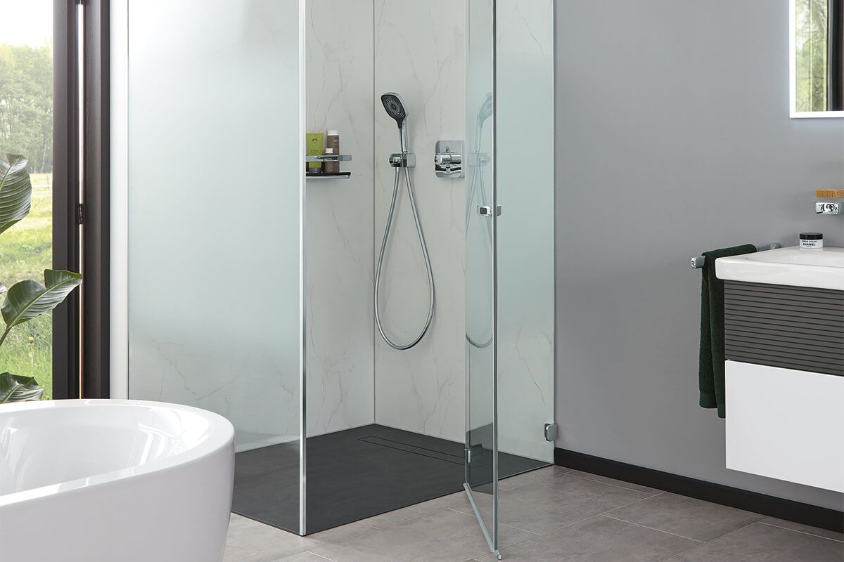Modernes Badezimmer mit Glasdusche, weißer Badewanne und grauen Wänden.
