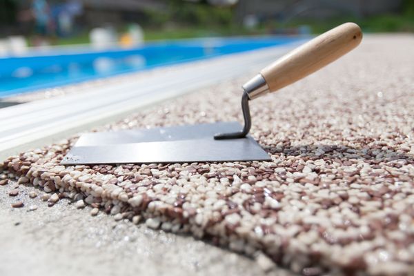 Une terrasse en granulat de marbre en focus avec une taloche