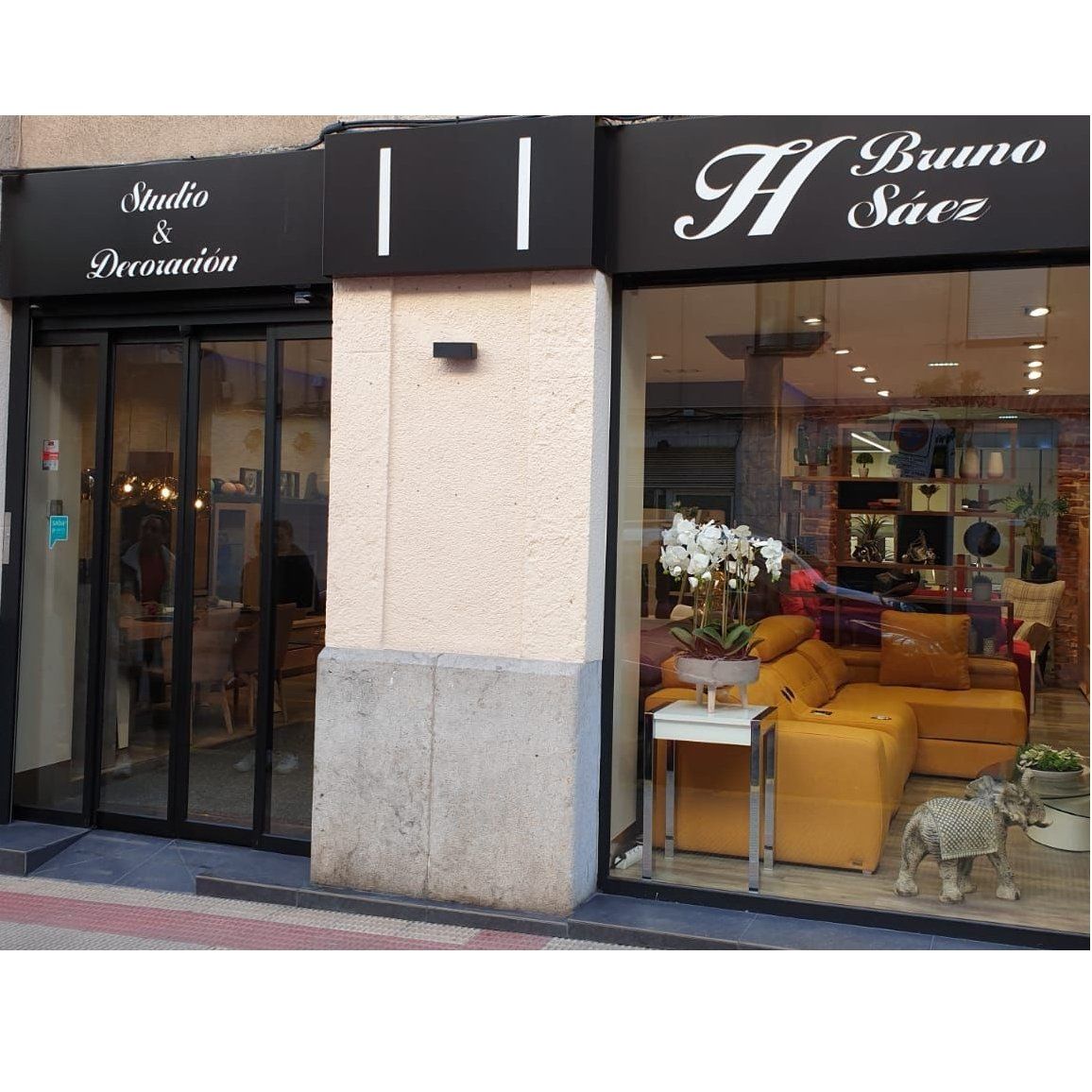 Fachada con letreros: 