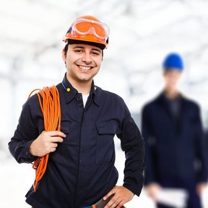 Un hombre que lleva casco y gafas protectoras sostiene un cordón naranja.