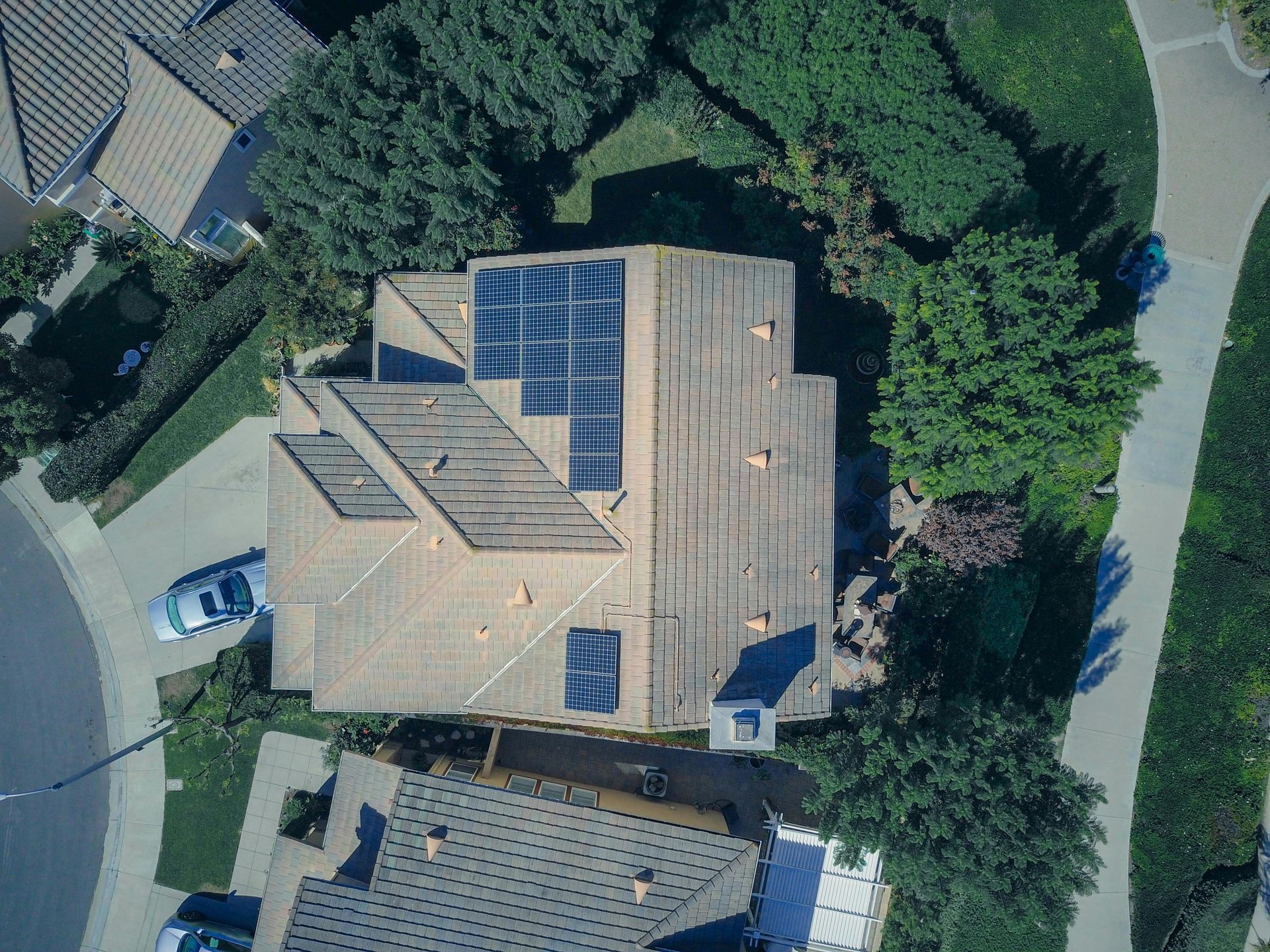 Una vista aérea de una casa con paneles solares en el techo.