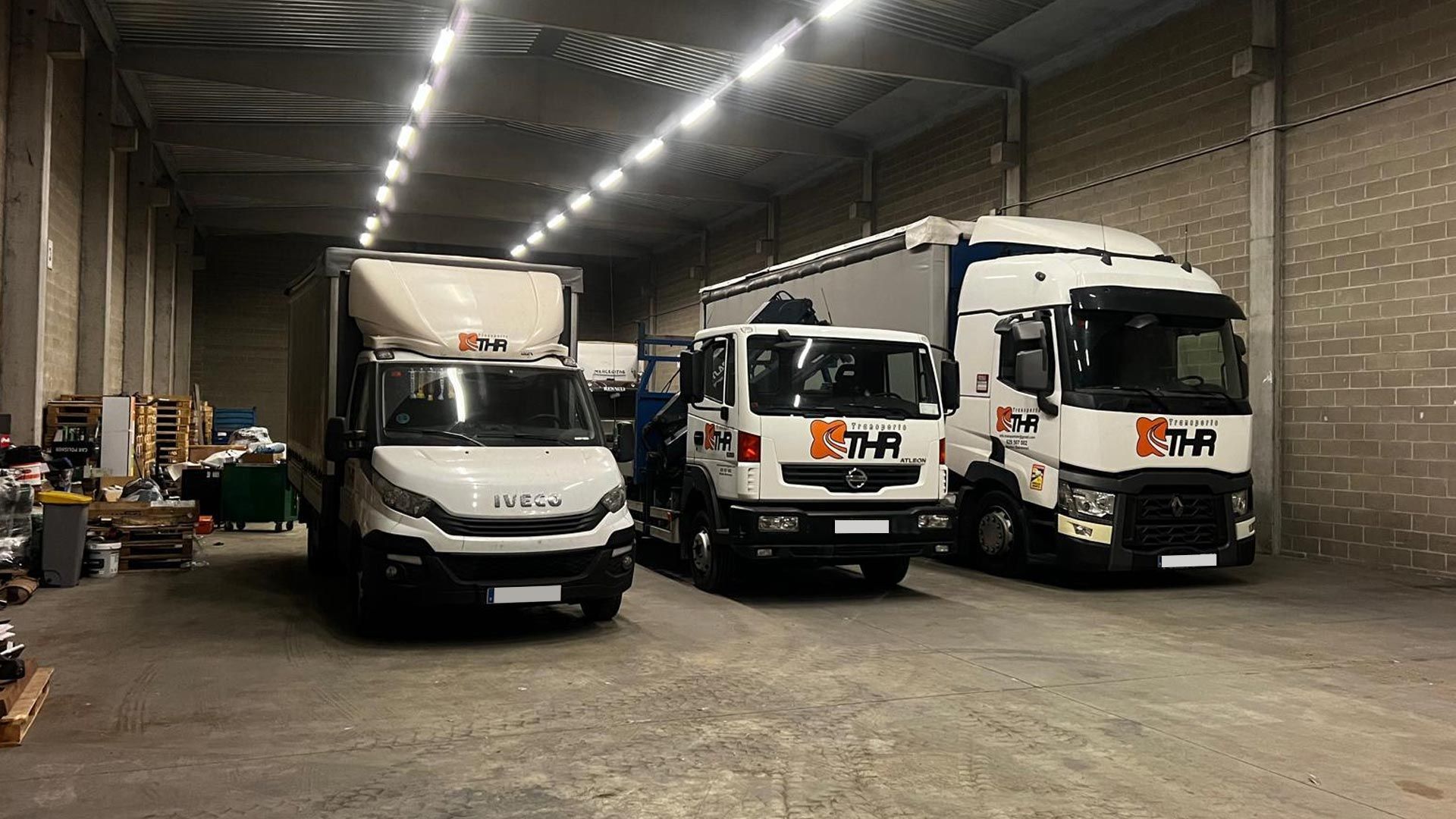 Una fila de camiones están estacionados en un estacionamiento.