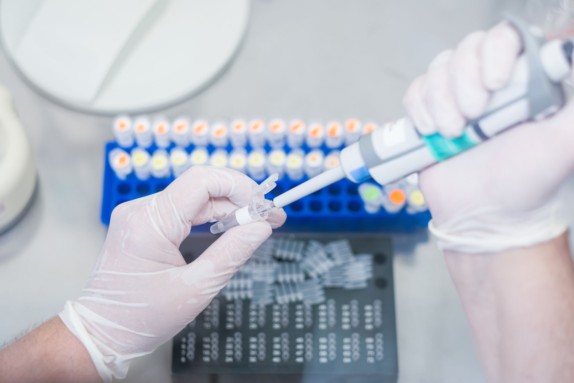 Prélèvement et analyse en laboratoire.