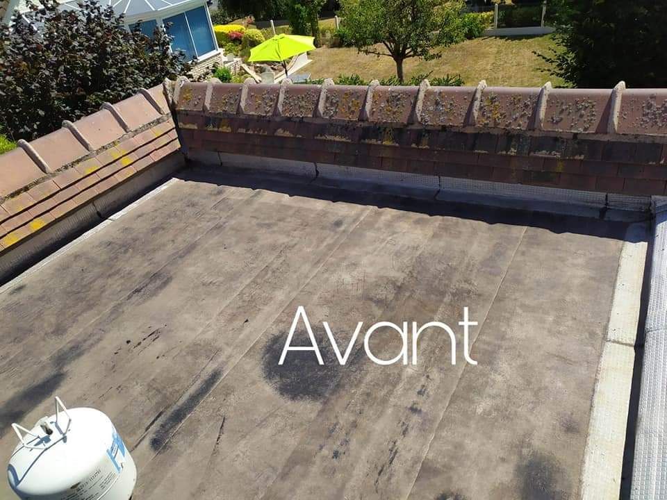 Terrasse plate sur le toit avec une inscription « Avant » et jardin voisin visible au-delà du muret.