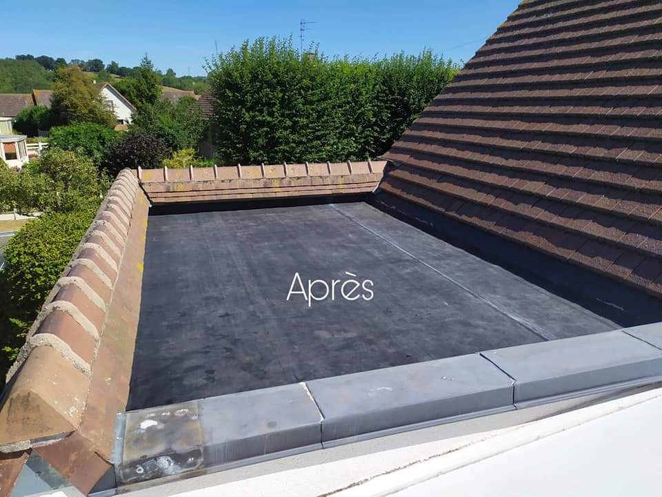 Terrasse sur le toit, de couleur noire mate, avec bordure en briques et toit en tuiles incliné, avec l'inscription « Après » en surimpression.