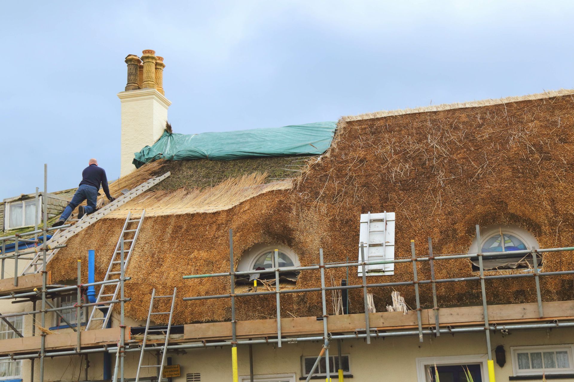 Travaux sur une toiture en chaume