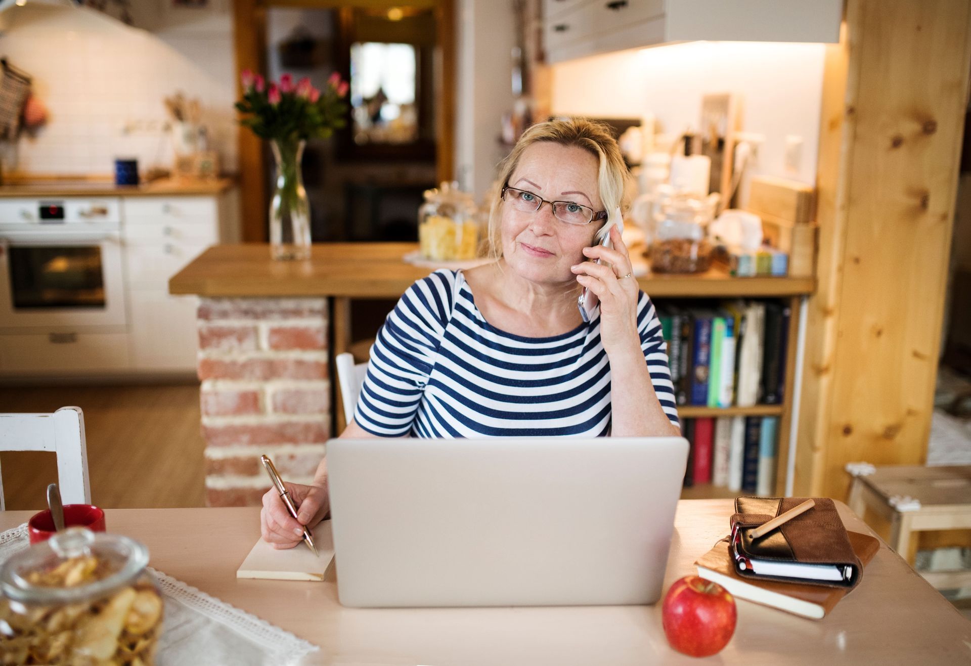 Frau telefoniert mit ihrer Schuldnerberatung