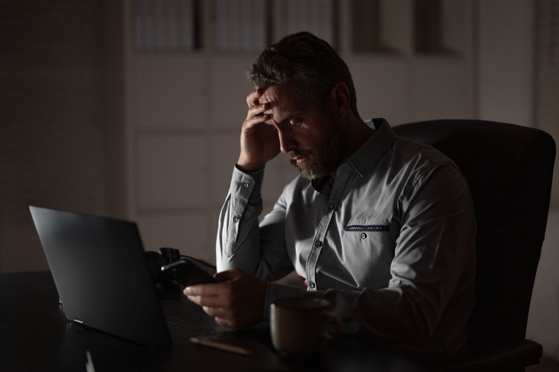 Gestresster Geschäftsmann analysiert seine finanzielle Situation