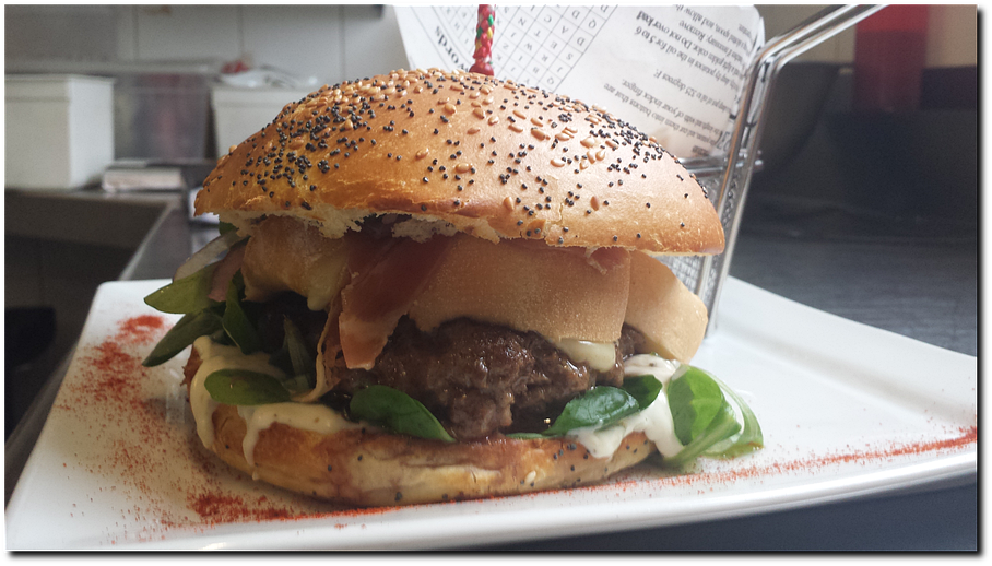 Burgers avec de la tomme de brebis, steak haché, salade et sauce