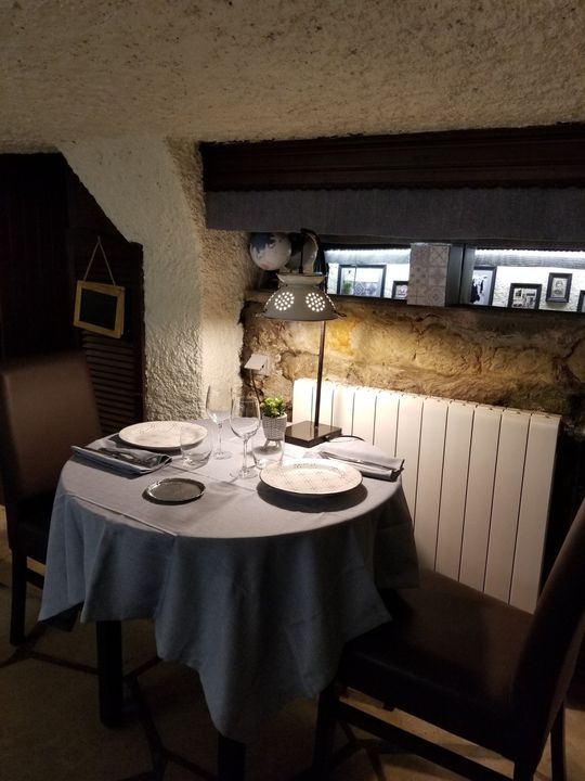 Table pour deux éclairée par une lampe