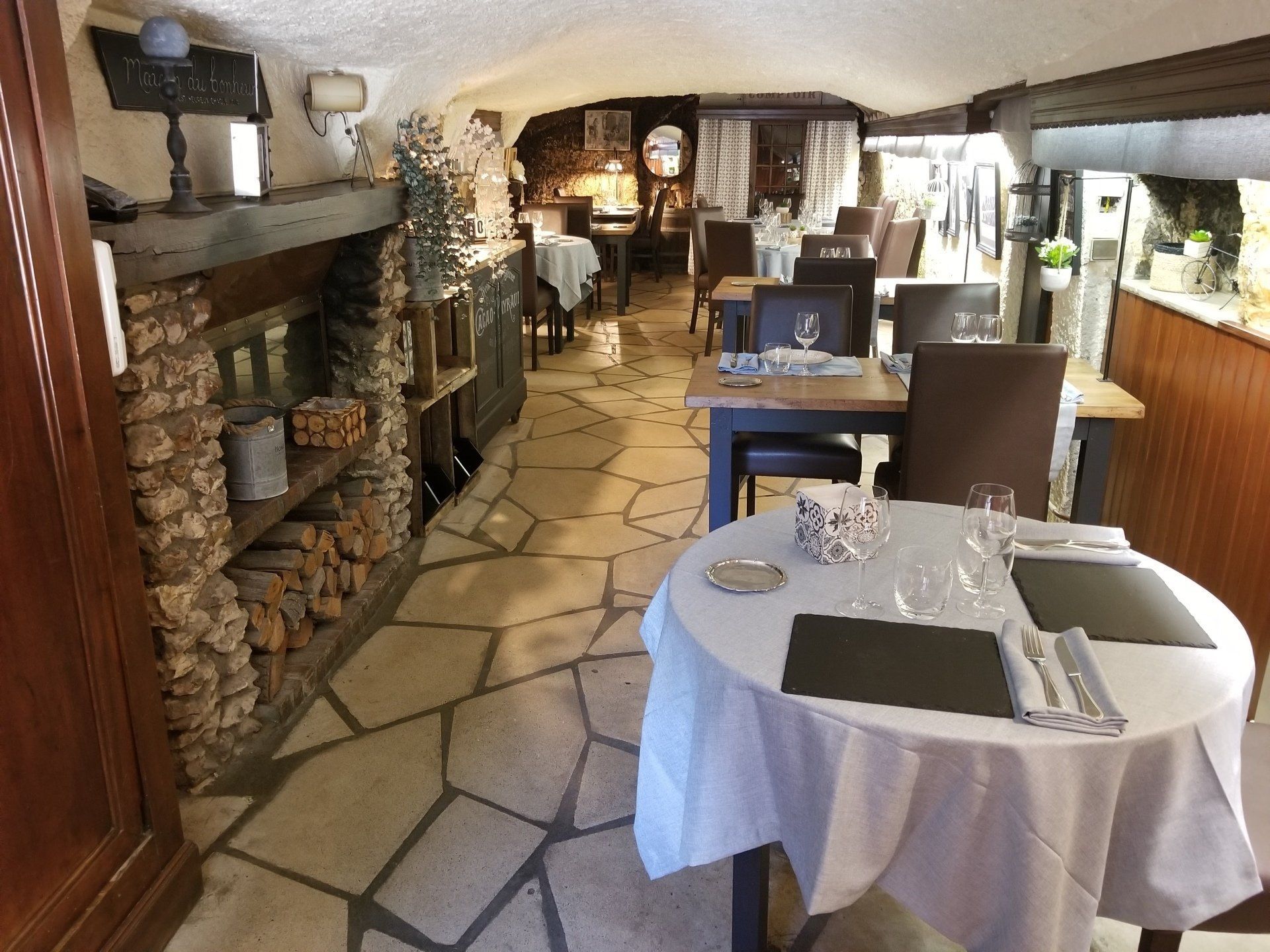 Tables dans une salle de restaurant