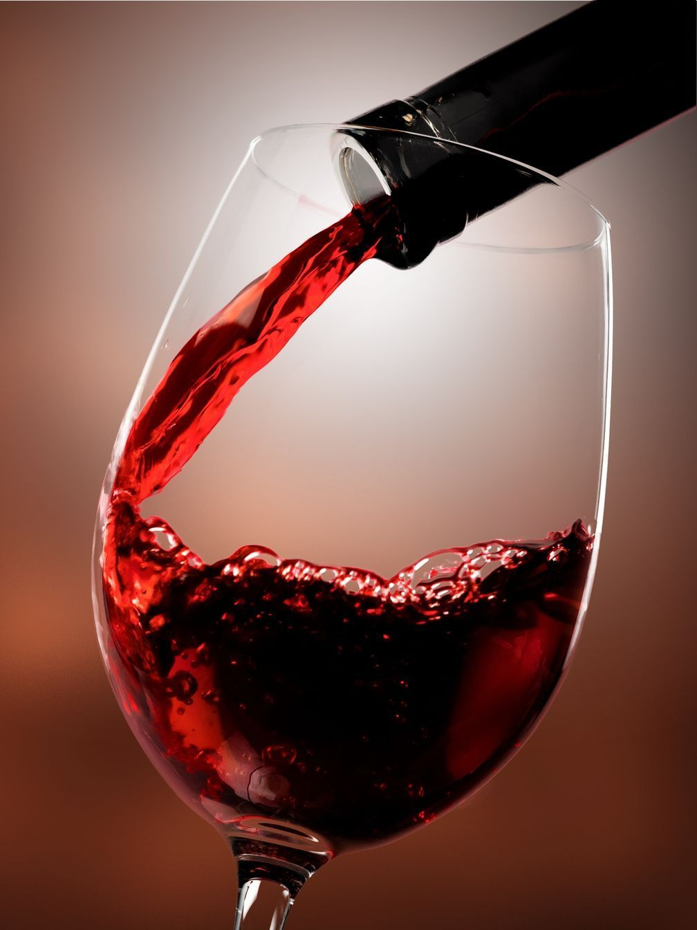 Vin rouge versé dans un verre