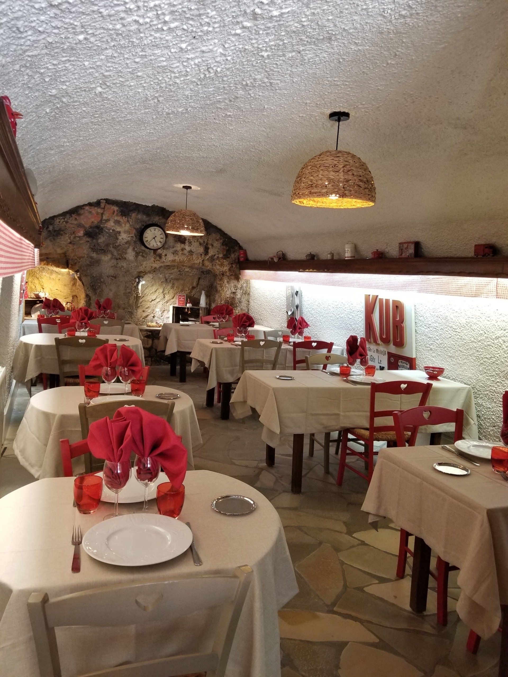 Salle de restaurant décorée