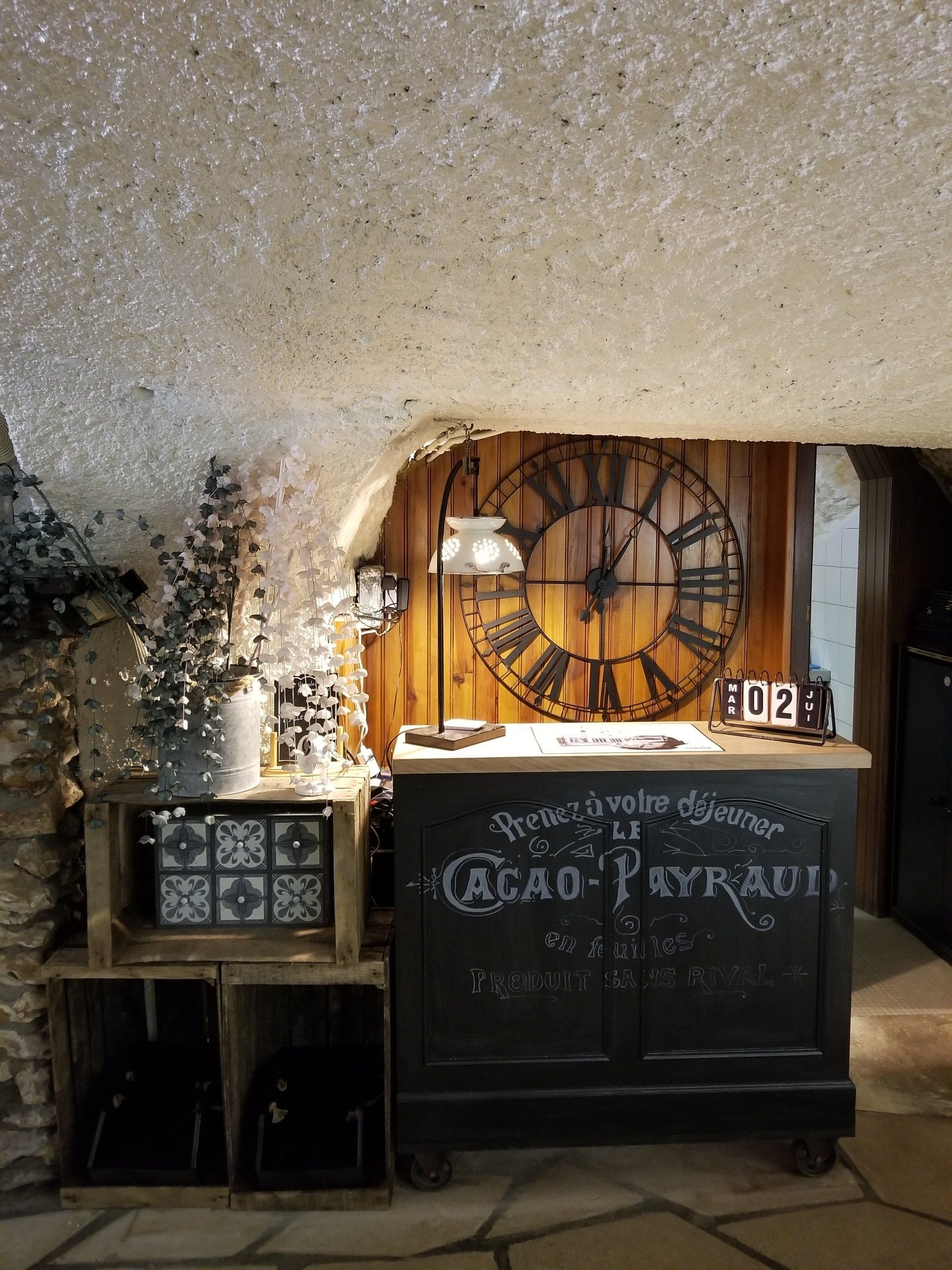 Comptoir du restaurant avec un calendrier