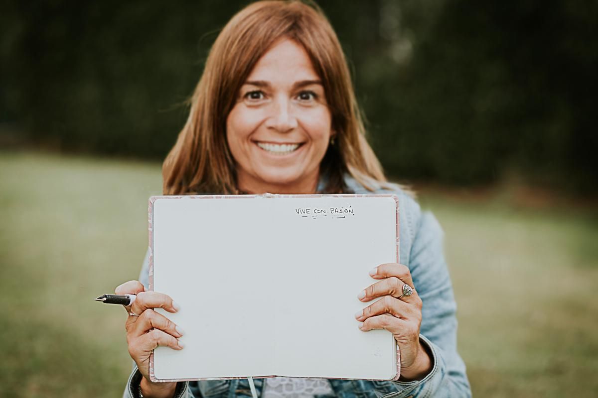 Un grupo de personas están sentadas en círculo sosteniendo globos de diálogo.