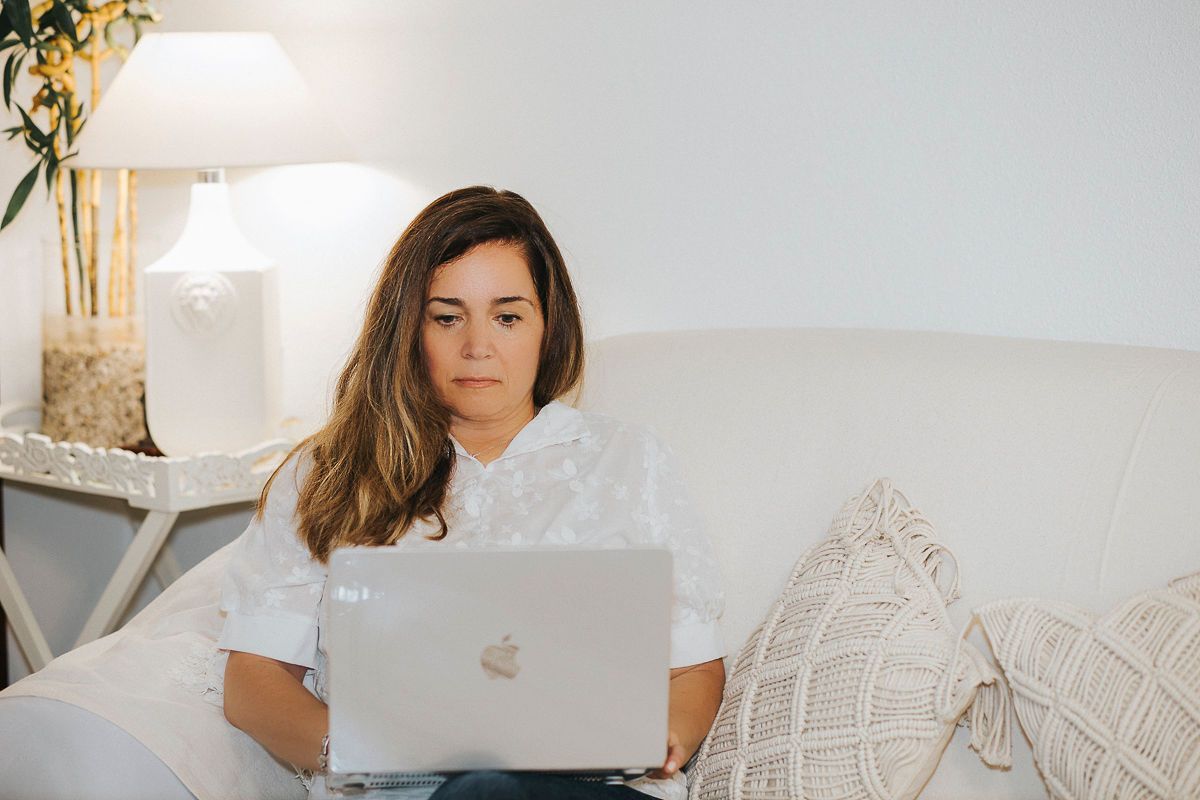 Una mujer está teniendo una videollamada en una computadora portátil.