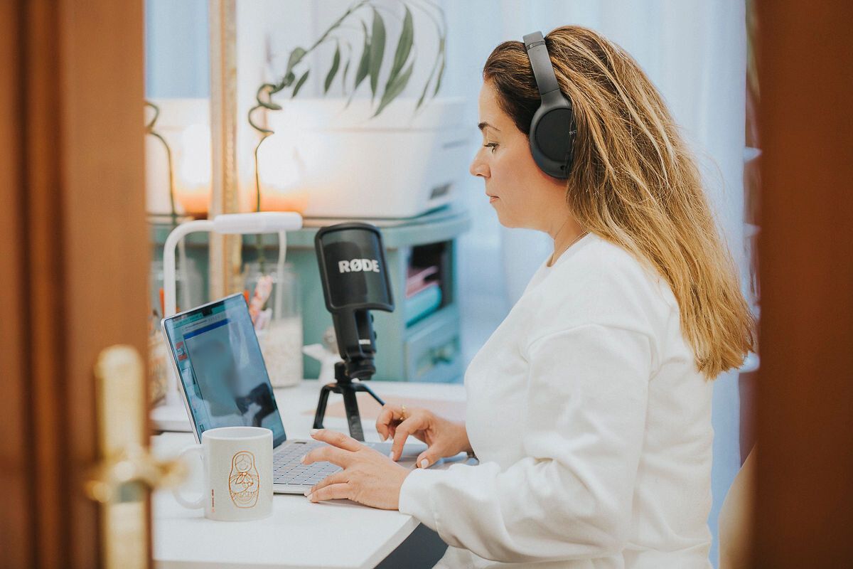 Una mujer está sentada en un sofá hablando con una psicóloga.