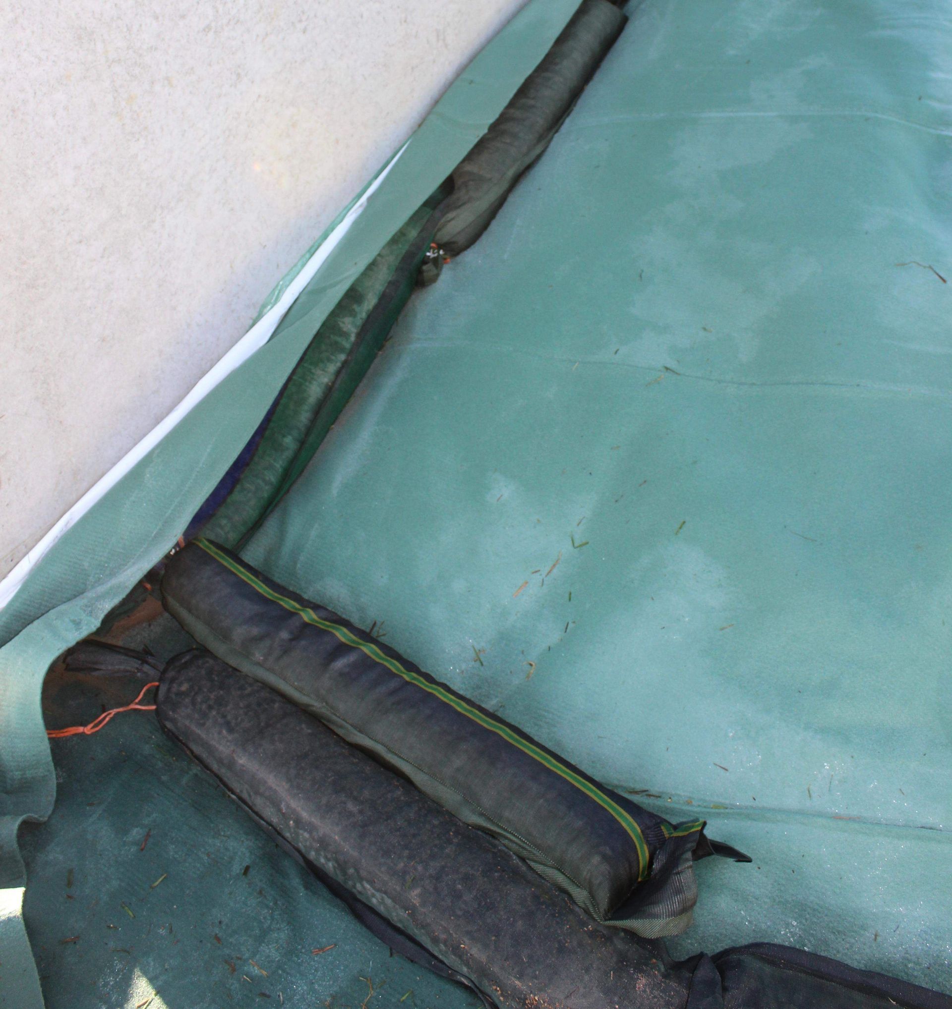 Painopeite kiinnitetään reunapainopusseilla.