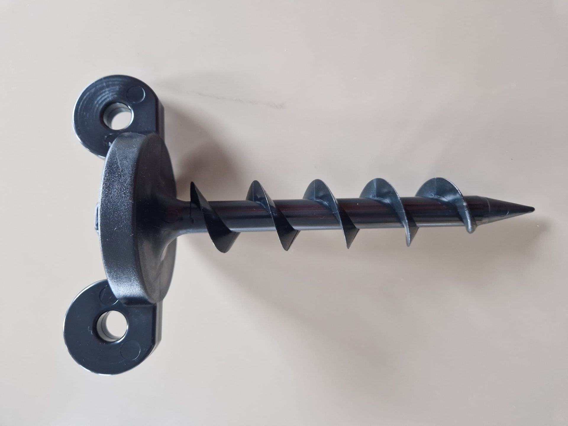 Kestävä, patentoitu paaliruuvi Suomen oloihin.