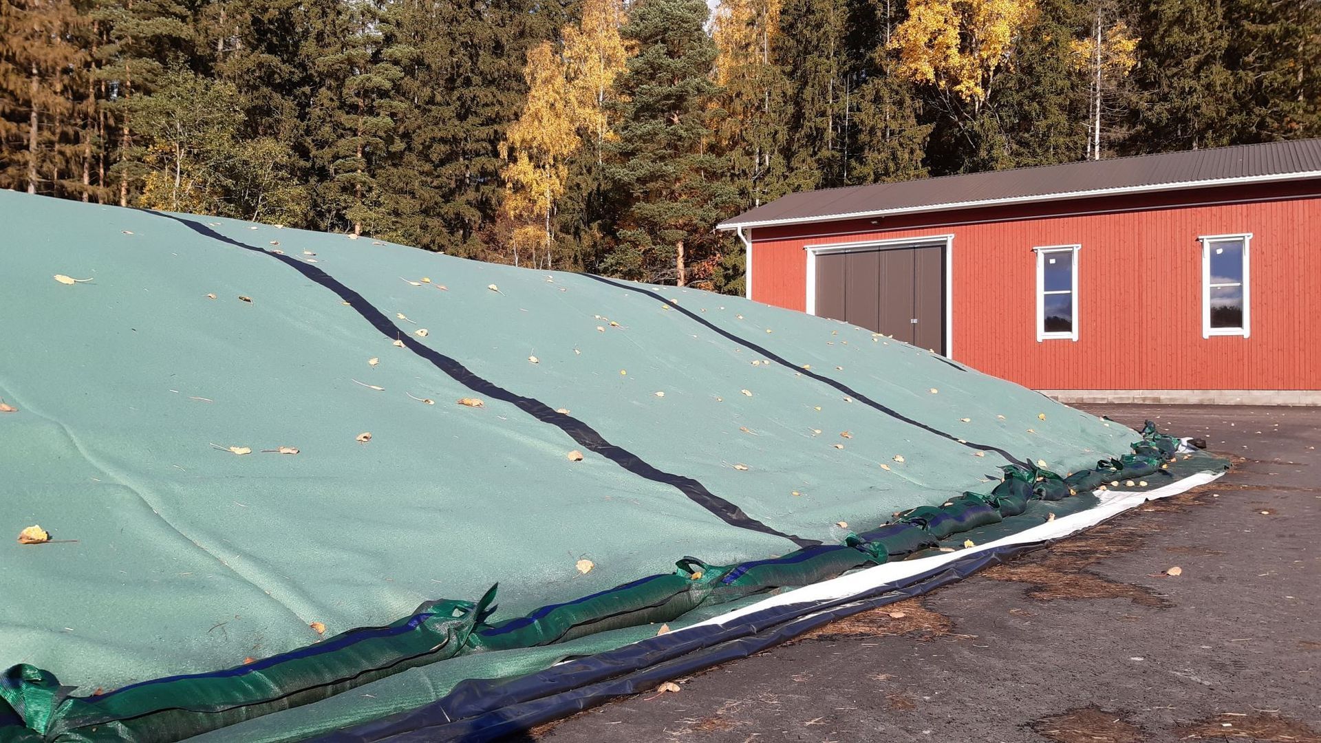 Kestävä painopeite aumoille.