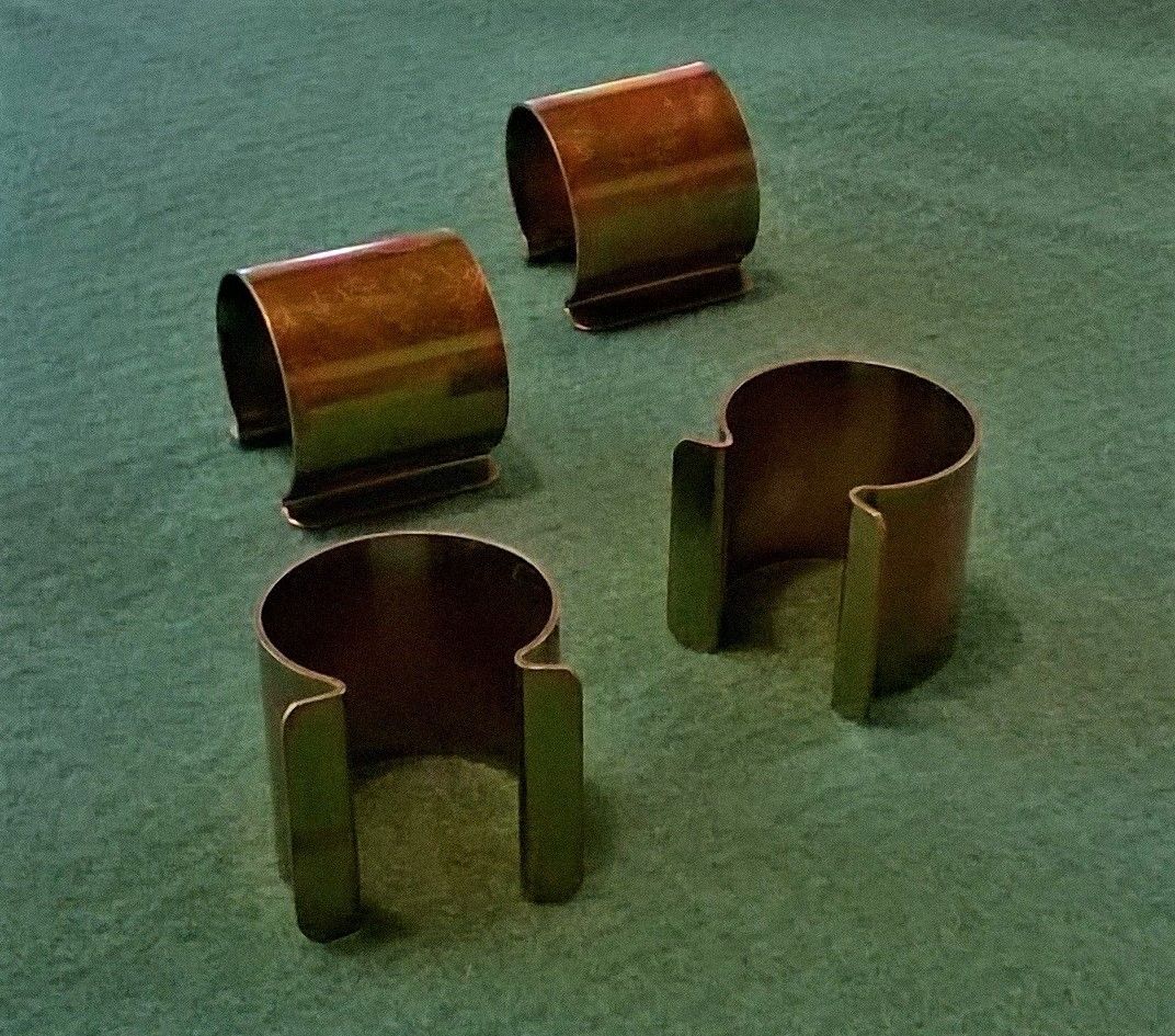 Metallikiinnike paalipeitteen alareunan kiinnittämiseen.