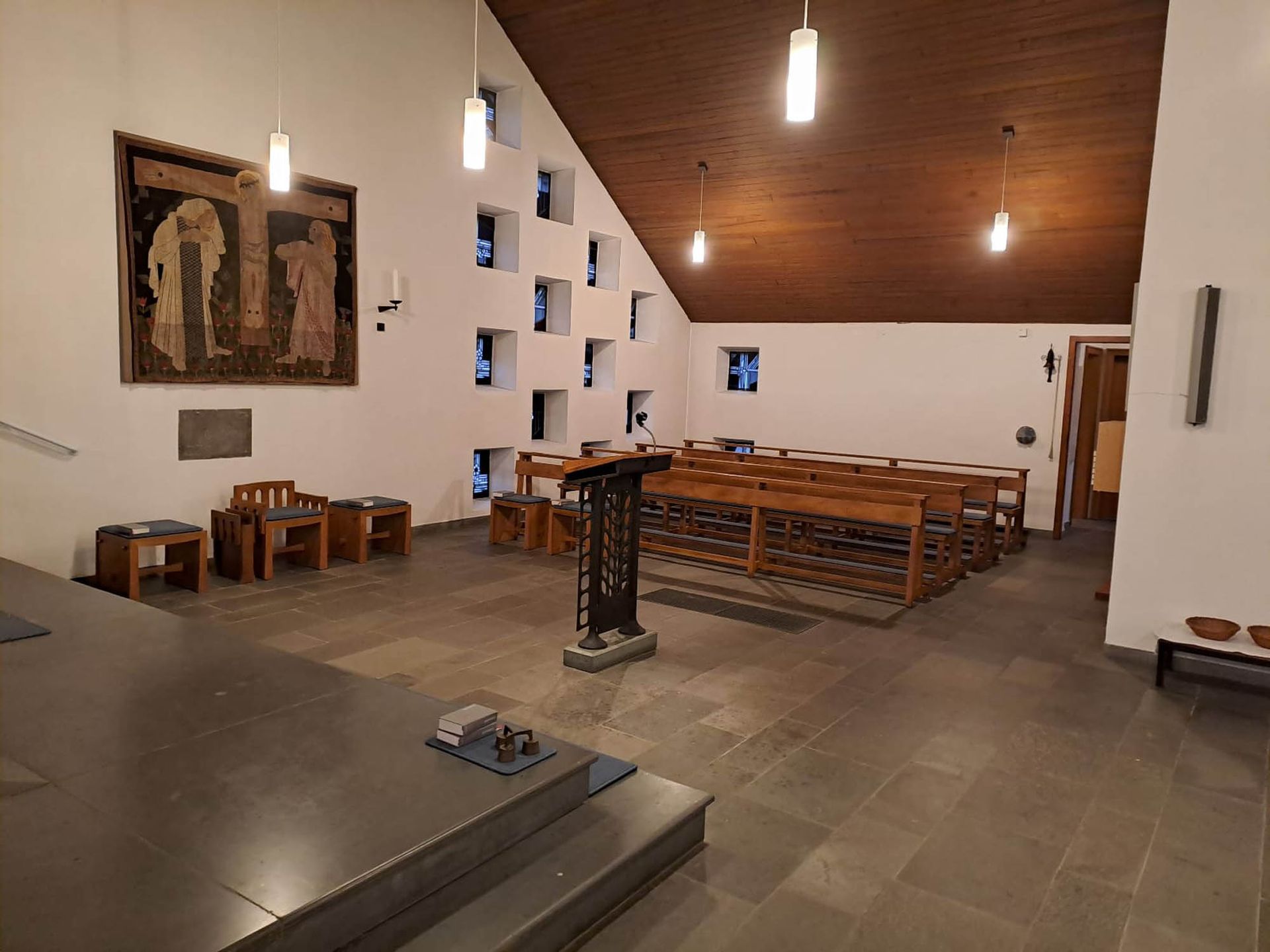 Eine Kirche mit einem Podium und einem Gemälde an der Wand.