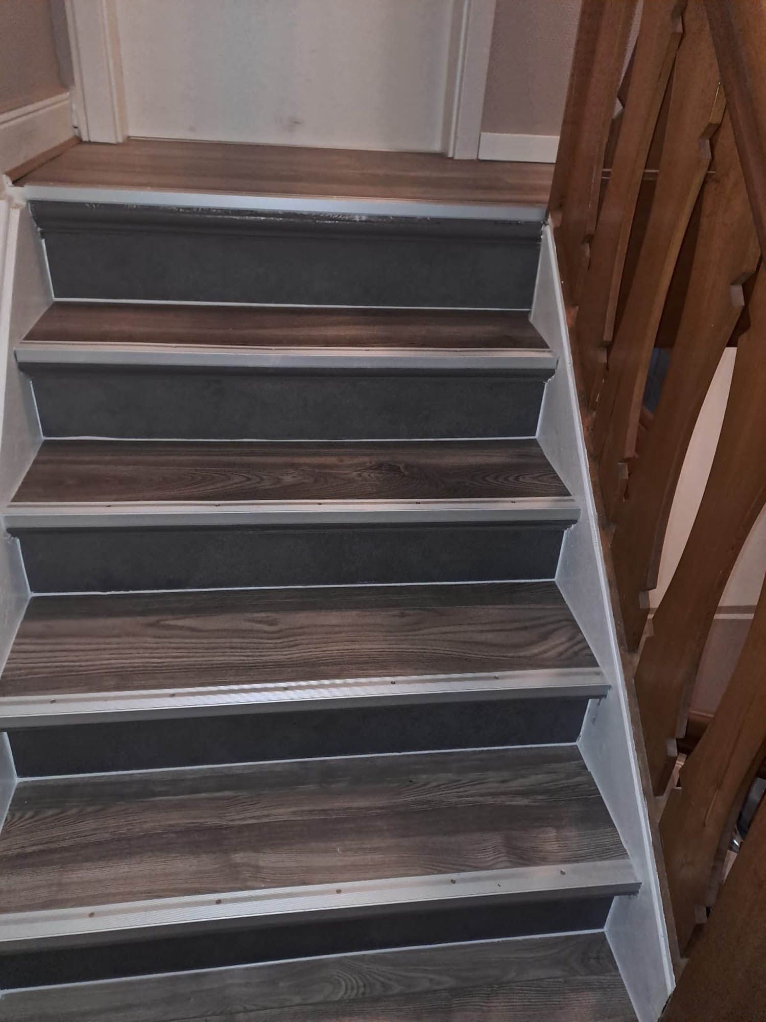 Eine Treppe mit Holzstufen und einem Holzgeländer.