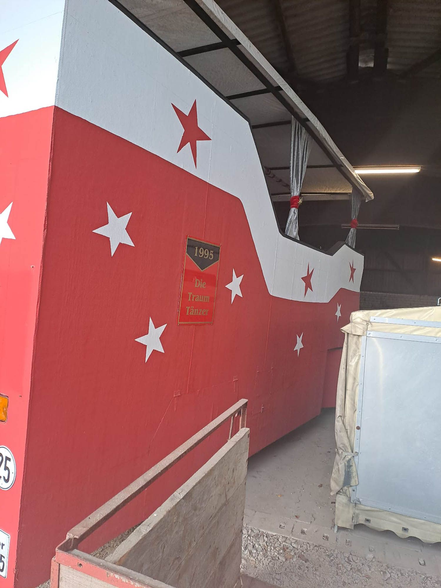 Eine rot-weiße Wand mit aufgemalten Sternen