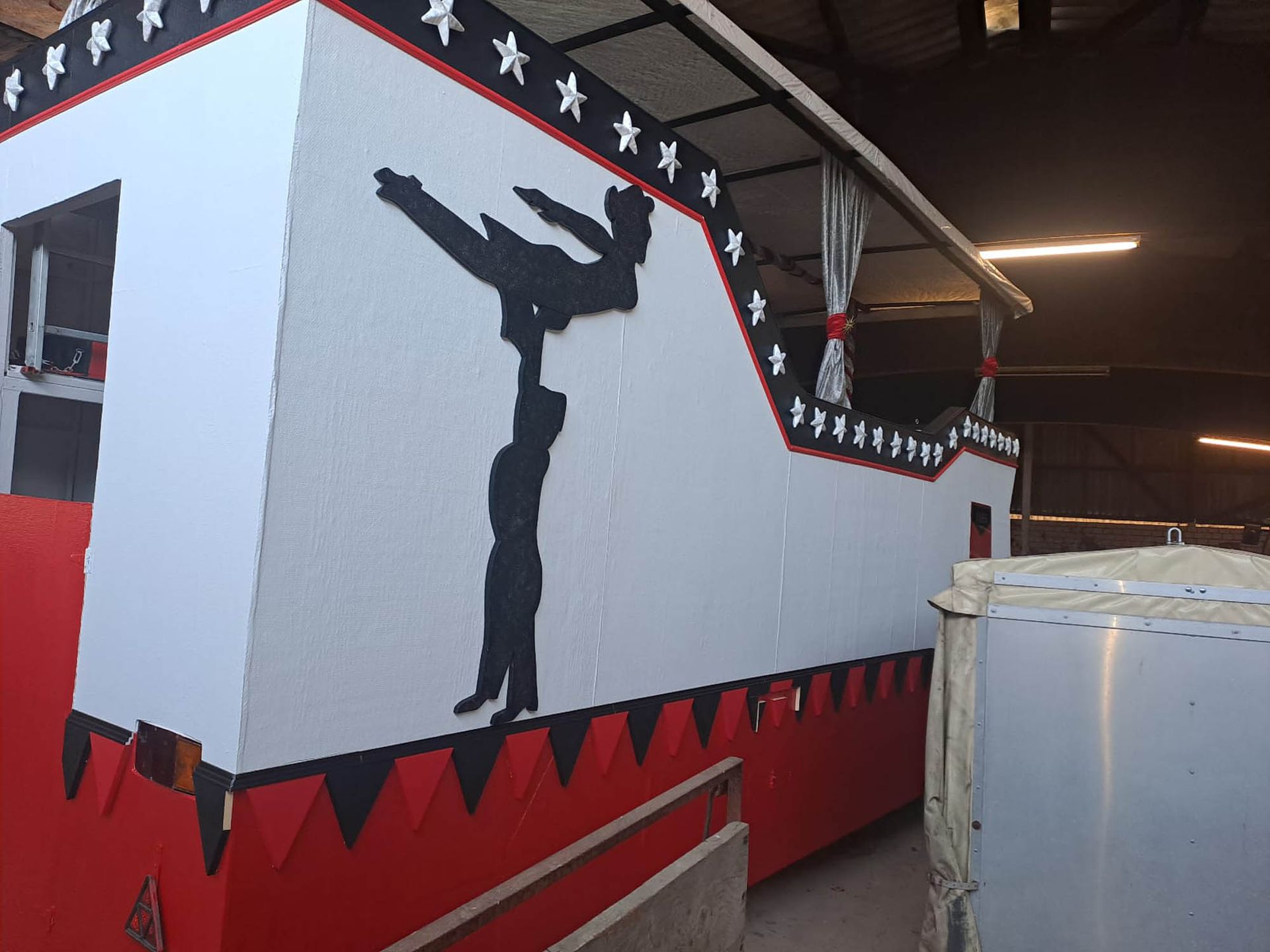 Die Silhouette einer Person ist auf die Seite eines Gebäudes gemalt