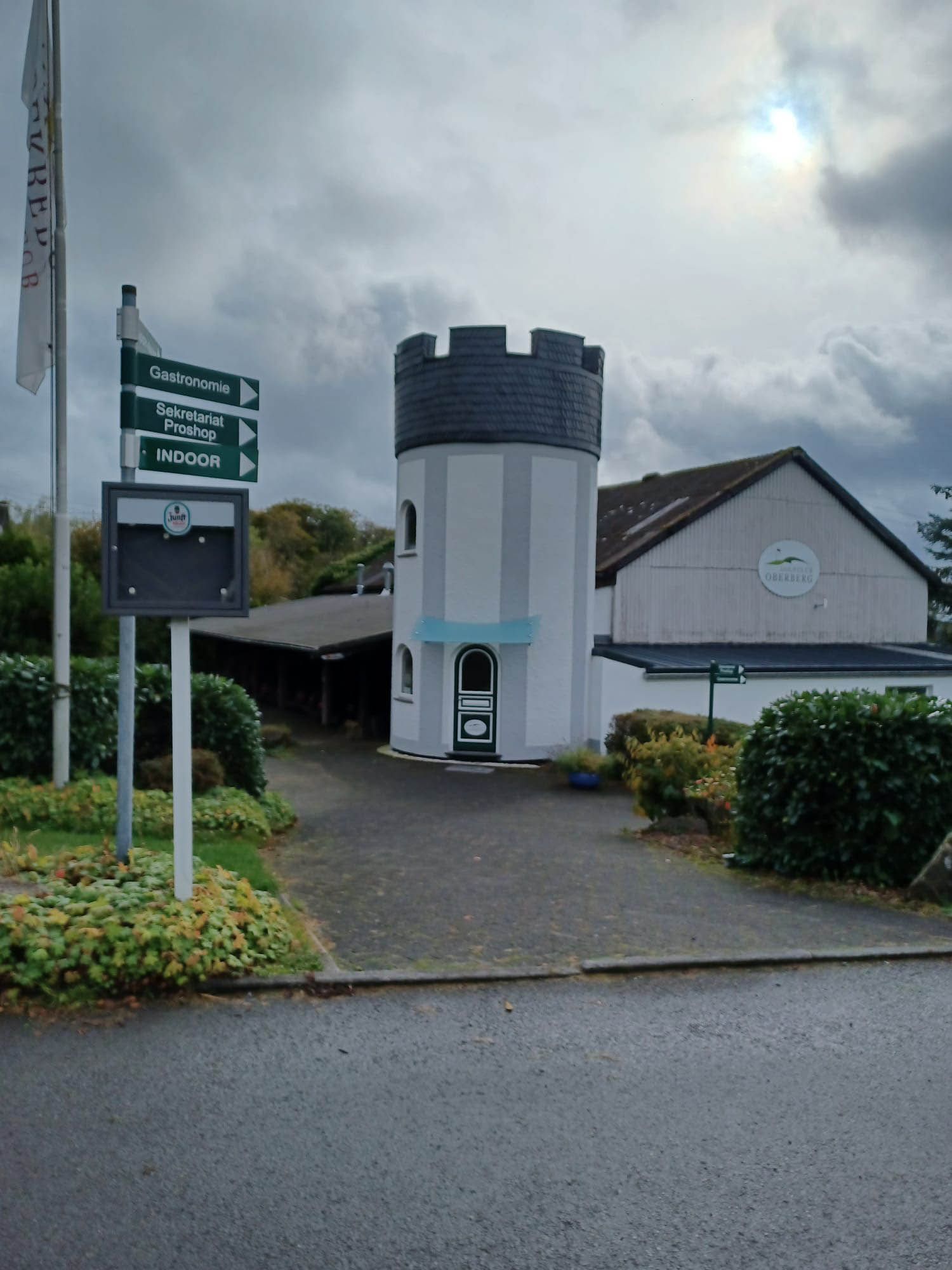 Ein weißes Gebäude mit einem Turm darauf