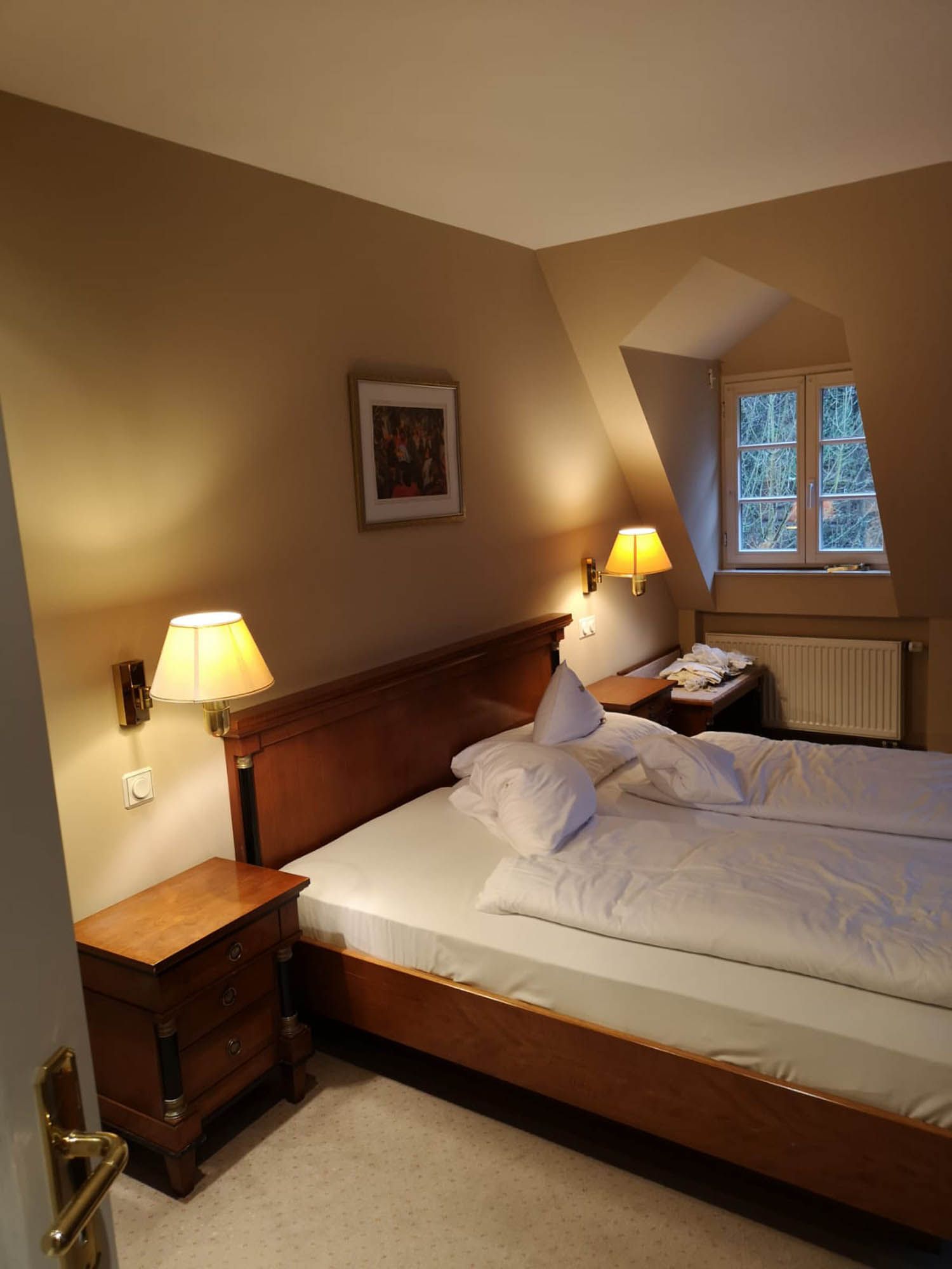 Ein Schlafzimmer mit zwei Betten und zwei Lampen an der Wand