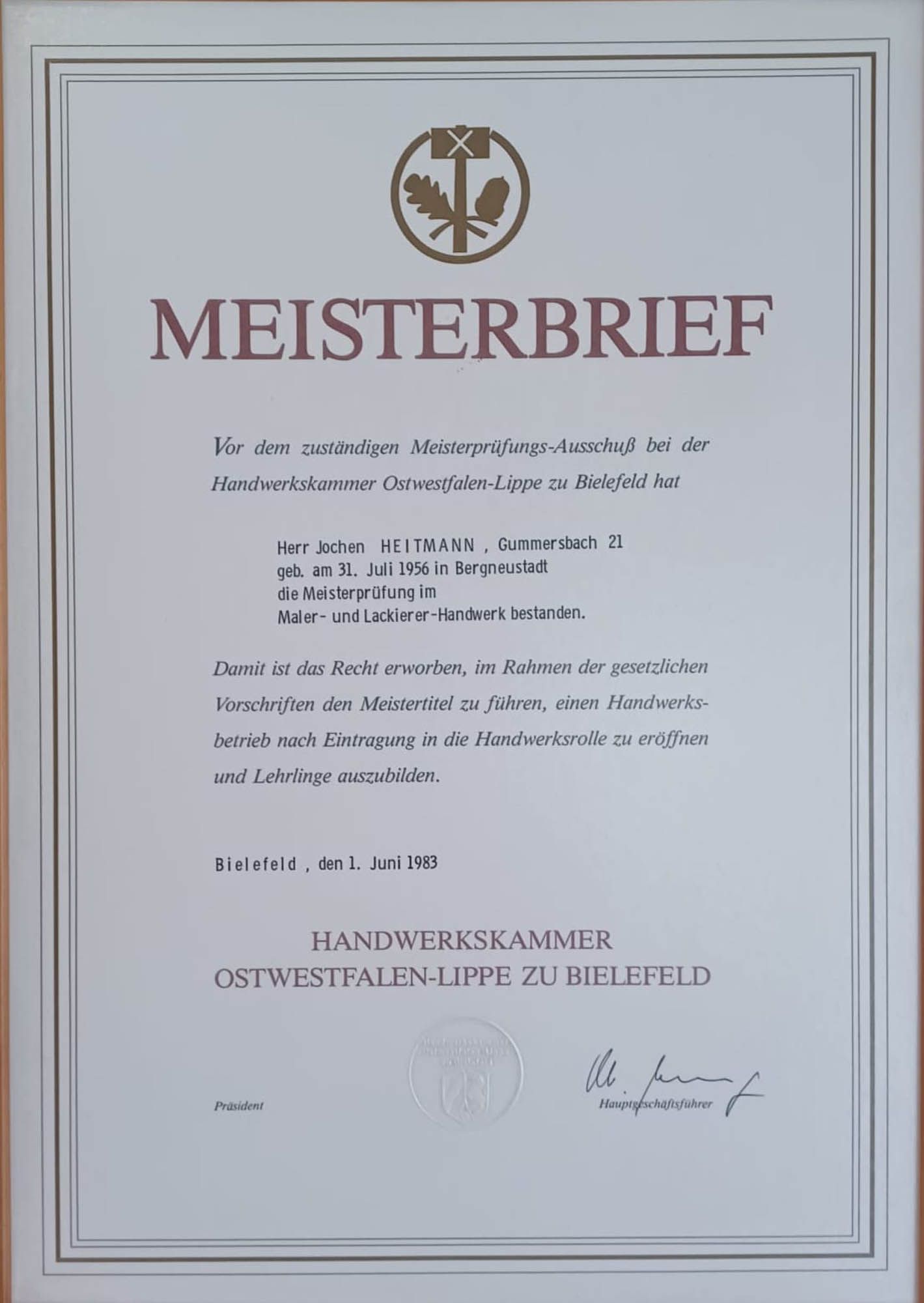 Eine weiße Urkunde mit dem Wort Meisterbrief darauf