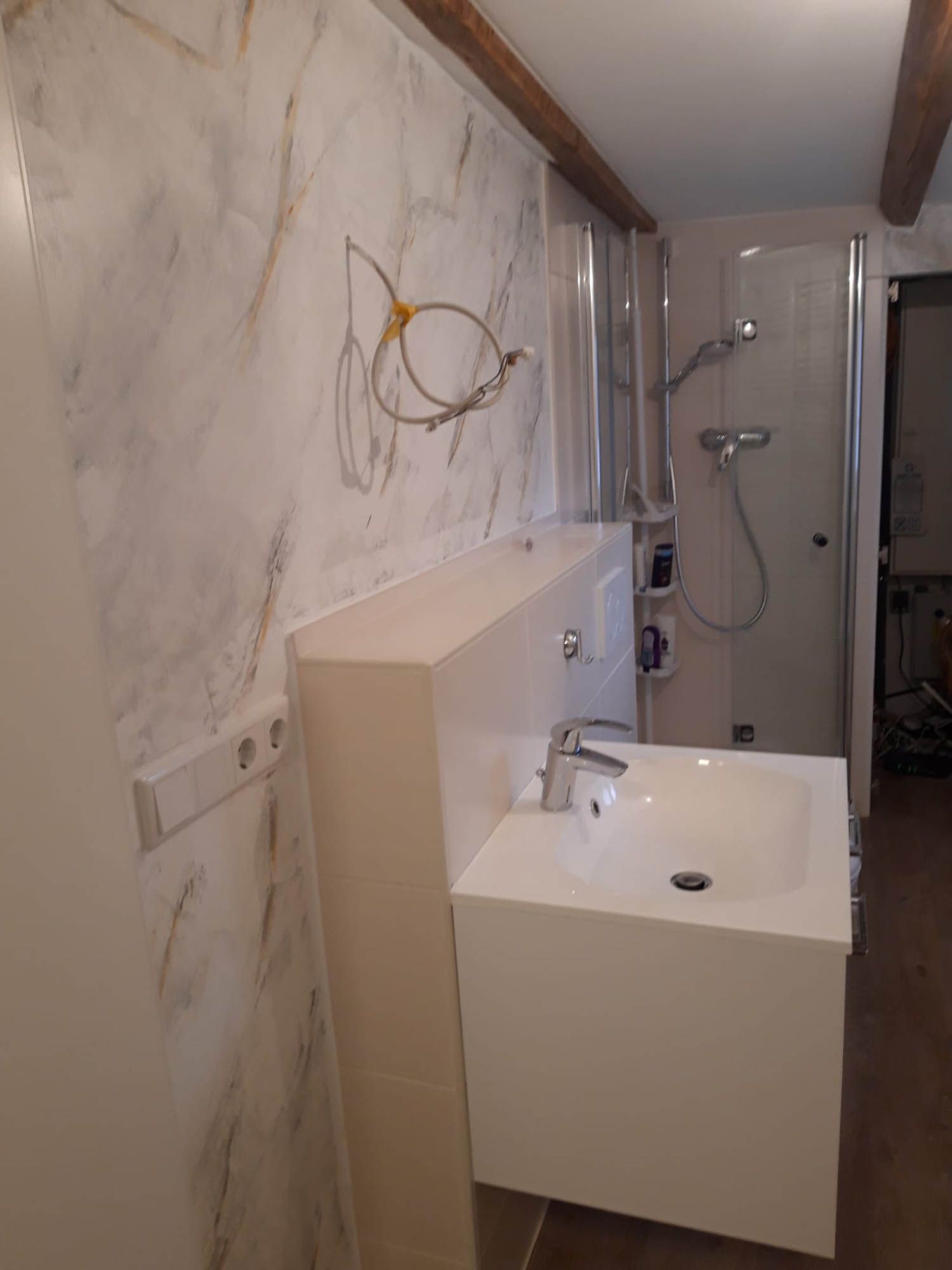 Ein Badezimmer mit Waschbecken und Dusche.