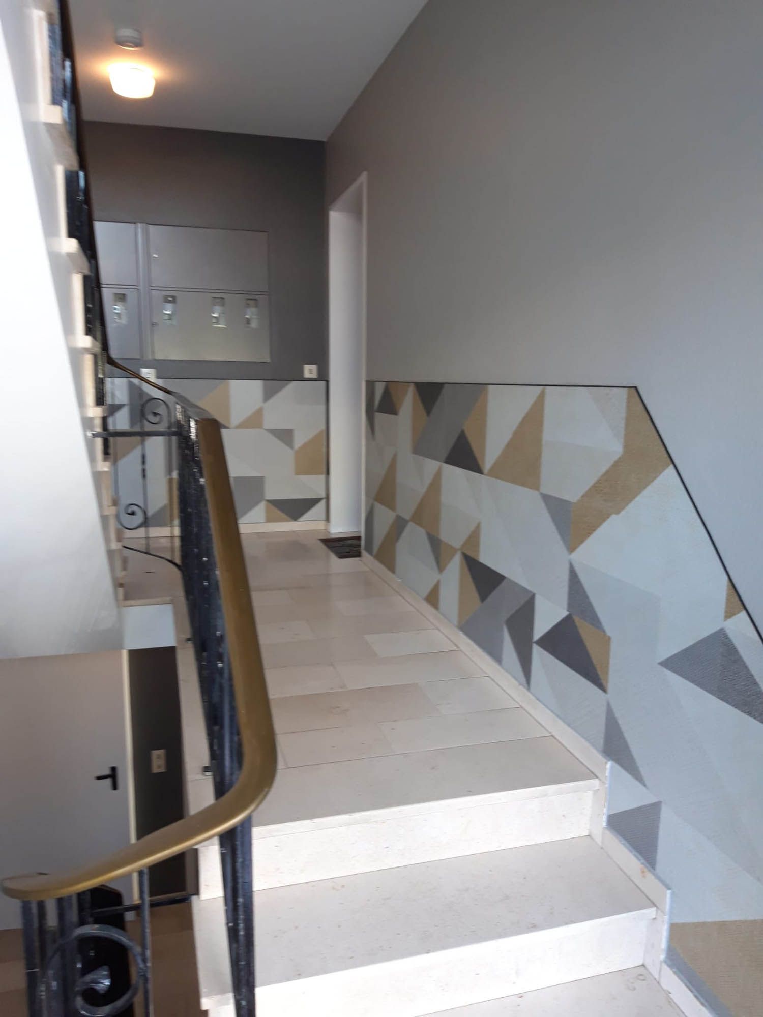 Eine Treppe mit einem geometrischen Muster an der Wand